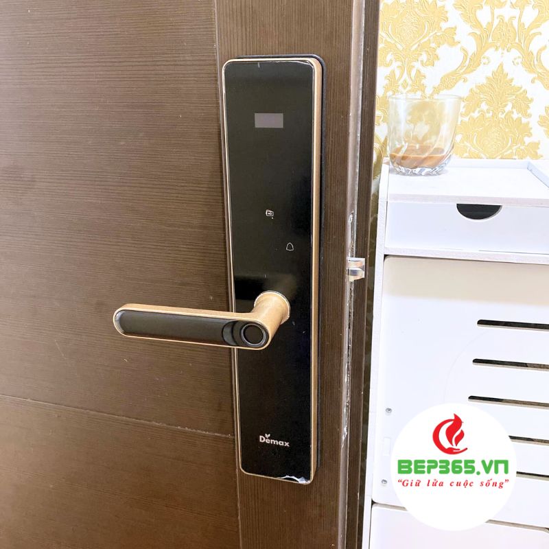 Hình ảnh lắp đặt khóa thông minh  - màn hình chuông (App Wifi) Demax SL-C622 CG