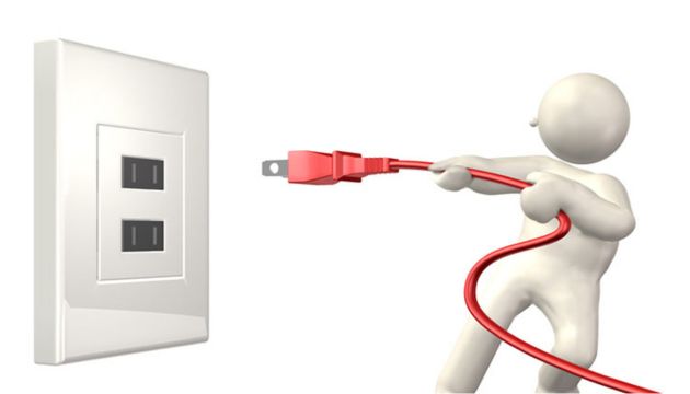 Bước 1: Rút điện và làm sạch bên ngoài tủ lạnh