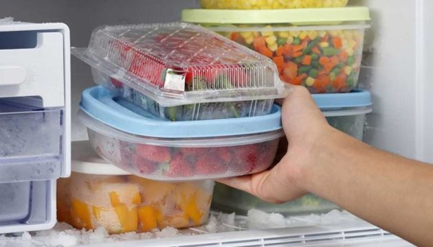 Bước 2: Lấy toàn bộ thực phẩm ra ngoài