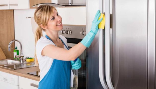 Bước 6: Lau sạch bên ngoài tủ lạnh