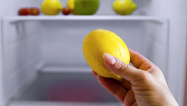 Khử mùi hôi tủ lạnh bằng chanh tươi