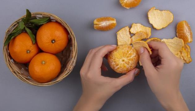 Khử mùi tủ lạnh bằng vỏ cam, quýt, bưởi