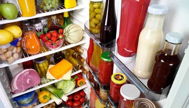 Sắp xếp thực phẩm trên cánh cửa tủ lạnh