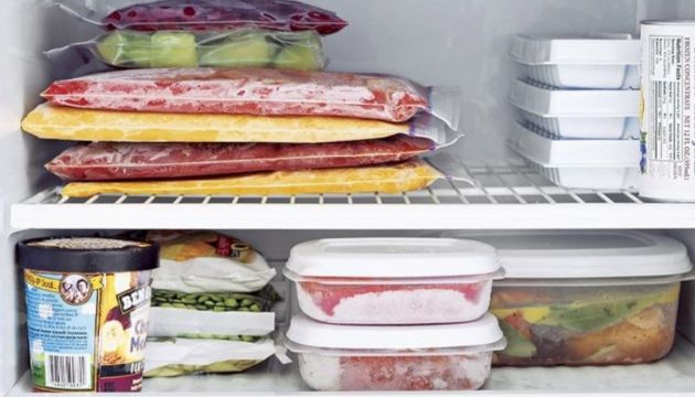 Sắp xếp thực phẩm vào ngăn đá