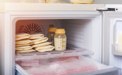 Bảo quản sữa mẹ trong tủ lạnh đúng cách