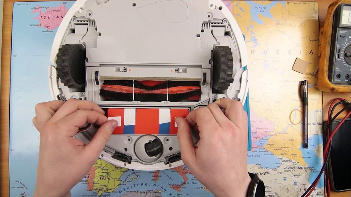 Lấy pin cũ ra ngoài