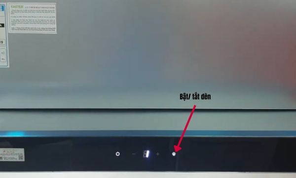 bật tắt đèn máy hút mùi faster