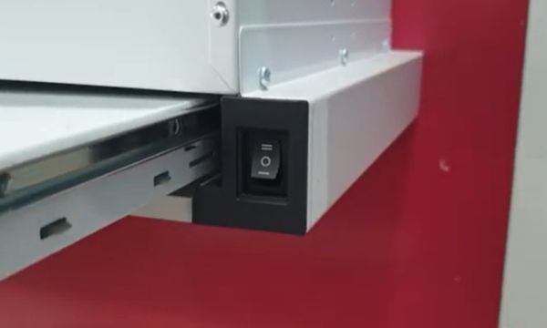 *** Máy hút mùi âm tủ điều khiển nút gạt, phím cơ: Đây là dòng máy cơ bản, rất dễ sử dụng và bền bỉ.