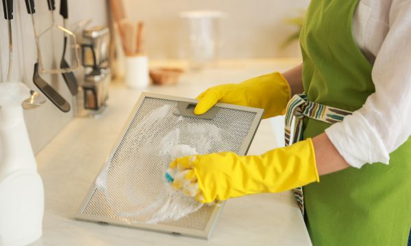 Vệ sinh lưới lọc mỡ máy hút mùi faster