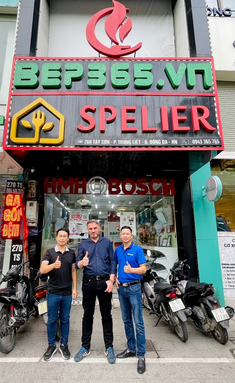 Kỹ sư trưởng Spelier từ Đức đến thăm và làm việc tại Bếp 365