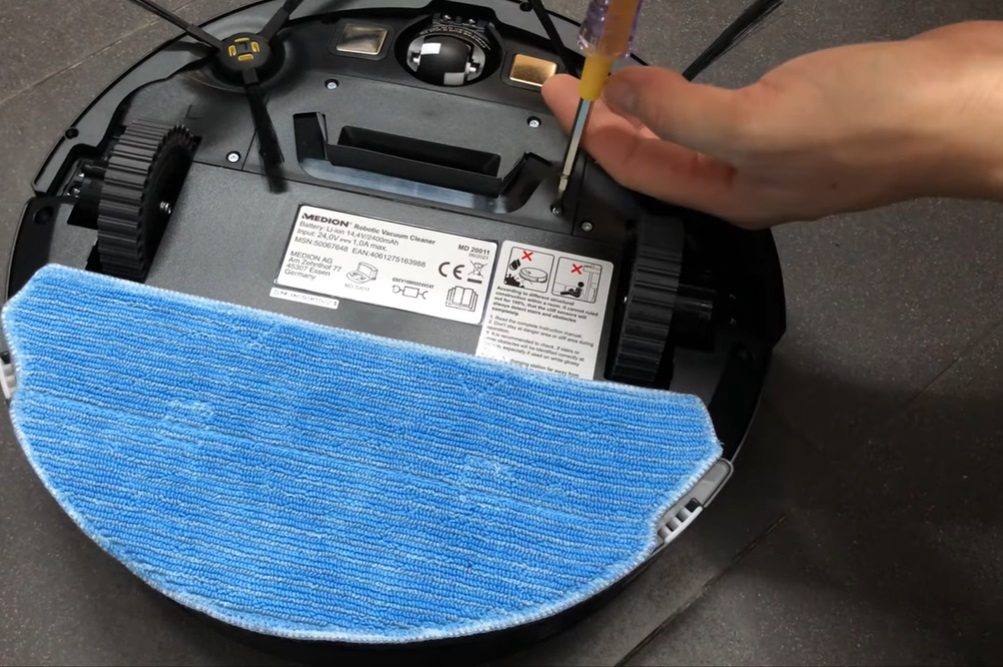 Lật ngược robot và tháo nắp đáy