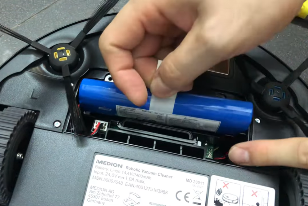 Tháo pin cũ ra khỏi khoang pin