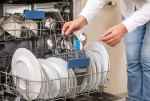 Tại sao bát đĩa rửa xong trong máy rửa bát lại không khô hoàn toàn?