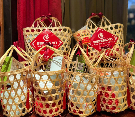 Chuẩn bị túi quà cho từng nhân viên mang về khi kết thúc tiệc Year End Party