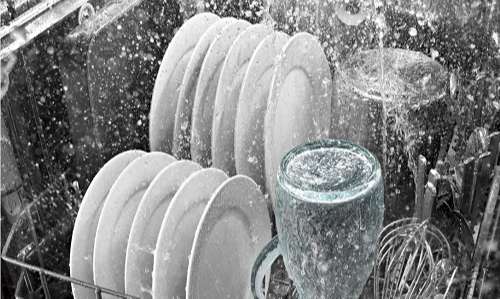 Máy rửa bát giúp tiết kiệm chi phí điện - nước cho gia đình