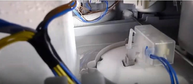 Lỗi E15 - Bộ phận cảm biến của máy rửa bát bị ngấm nước