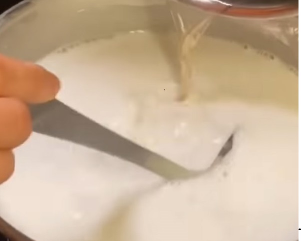 Cách pha bột bánh đúc.